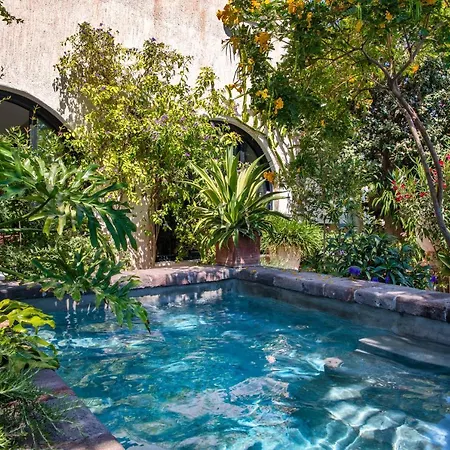 Hiraeth Santorini Guest house